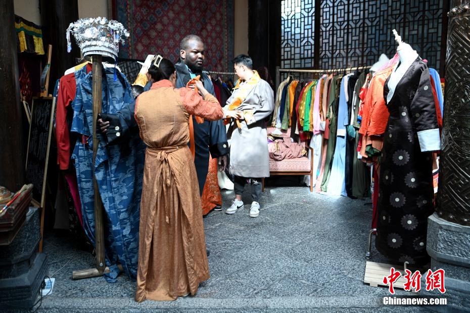 多国“Z世代”青年体验藏族服饰 感受民族风情
